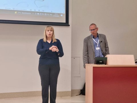 Na Zdjęciu tłumacz i prowadzący konferencje