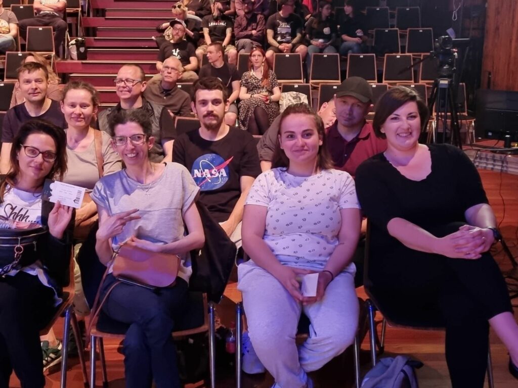 Na zdjęciu pokazana jest grupa ludzi pozująca do zdjęcia