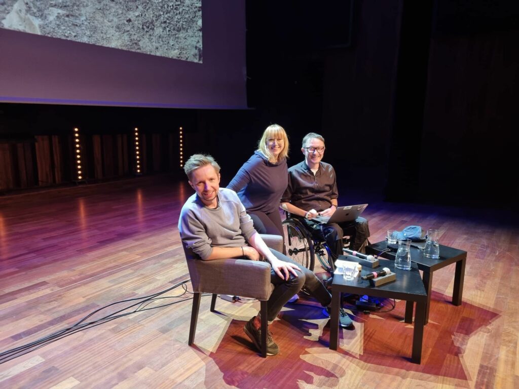 Na zdjęciu pokazane są trzy osoby, dwoje z nich to bohaterowie spotkania a przy nich tłumacz 