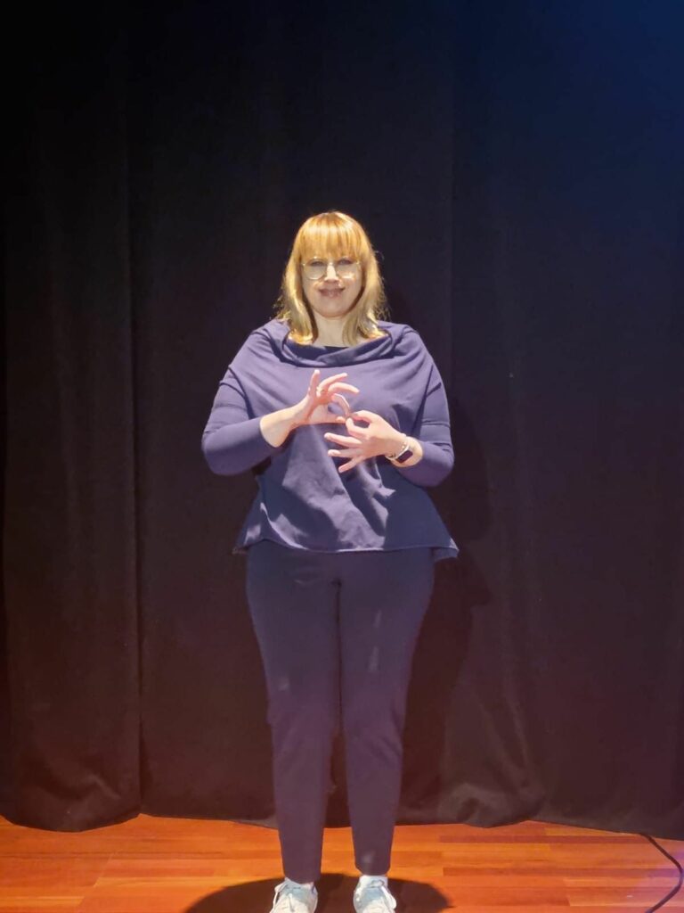 Na zdjęciu pokazany jest tłumacz na ciemnym tle 